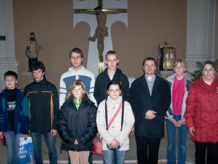 Martin s dětmi z Hodějic v kapli sv. Sarkandra