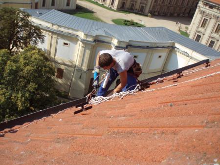 horolezci na střeše